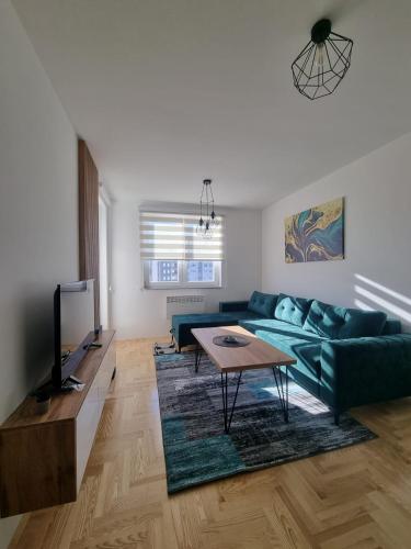Una sala de estar con un sofá verde y una mesa. en Stan na dan Pale Ice 2, en Pale