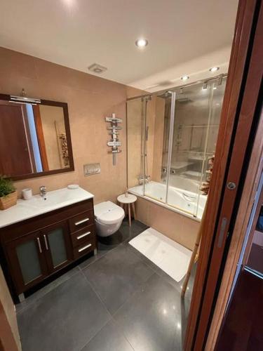 a bathroom with a toilet and a sink and a shower at Appartement- rooftop à Rosas in Roses
