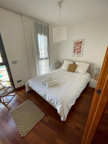 a bedroom with a large bed with white sheets at Appartement- rooftop à Rosas in Roses