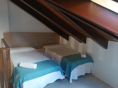 Ein Bett oder Betten in einem Zimmer der Unterkunft Apartamentos turisticos Ávila Puerta del Mariscal 1-1