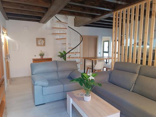 Ein Sitzbereich in der Unterkunft Apartamentos turisticos Ávila Puerta del Mariscal 1-1