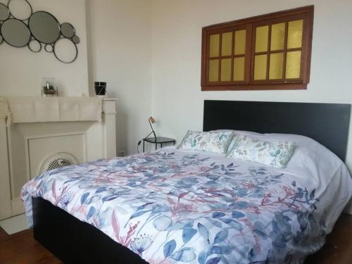 - une chambre avec un lit et une cheminée dans l'établissement Bel Appart' Confort VILLEURBANNE TRAM T3 WIFI, à Villeurbanne