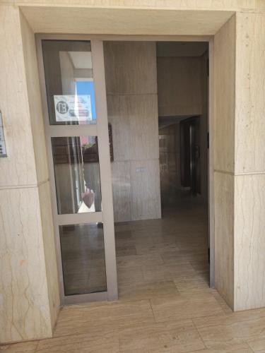 an empty hallway in a building with a window at Apparemment Tout Confort Wifi in Essaouira