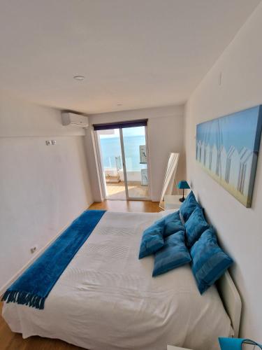 Postel nebo postele na pokoji v ubytování Casa dos Cotas - Amazing Seaside Apartment with Balcony