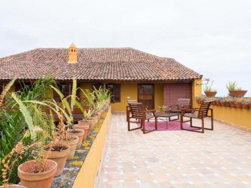 ラ・オロタバにあるLive Orotava Casa antigua Patrimonio nacionalのパティオ(椅子、テーブル付)が備わる家