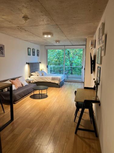 Habitación grande con cama y mesa. en CloudBA Fitz Roy Apartments en Buenos Aires