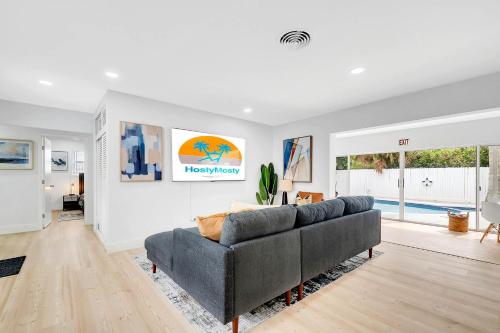 ein Wohnzimmer mit einem Sofa und einem Pool in der Unterkunft Casa Azul 4Bed 2Bath Home with Heated Pool & Spa 1304 in Hollywood