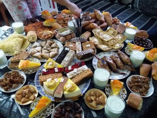 una mesa llena de muchos tipos de alimentos diferentes en Jolie propriété de campagne calme et spacieuse 