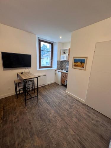 Il comprend un salon doté d'une table et d'une télévision à écran plat. dans l'établissement Les studios de l'église, à Goncelin