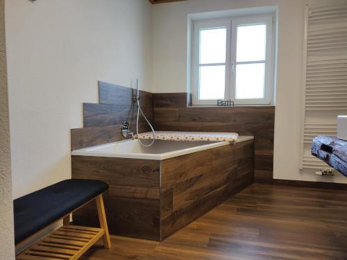 baño con lavabo y ventana en Ferienwohnung Alpenidylle - Chiemgau Karte, en Inzell