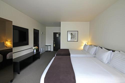 1 cama blanca grande en una habitación de hotel en Hanmer Springs Hotel en Hanmer Springs