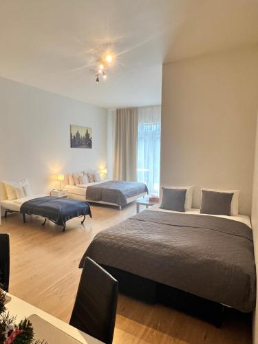 プラハにあるMaria Apartments - Free Parkingのベッド2台とテーブルが備わるホテルルームです。