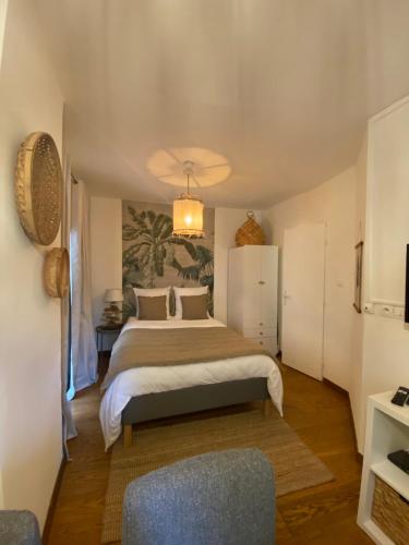 une chambre avec un grand lit dans une pièce dans l'établissement Studio cosy centre historique, à Montpellier
