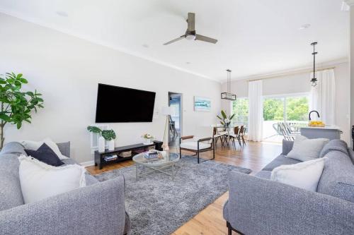 納許維爾的住宿－Woodberry，客厅配有2张蓝色沙发和1台平面电视