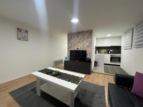 una sala de estar con un sofá y una mesa en MG Sa, en Sarajevo