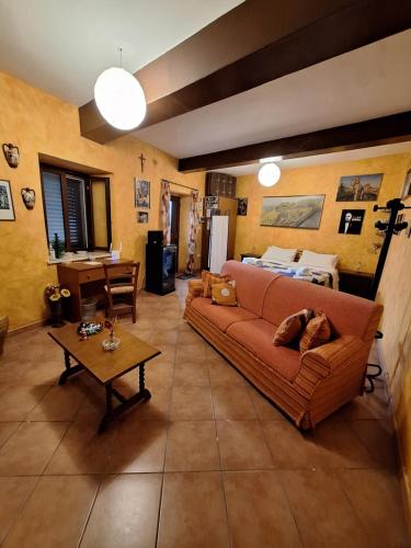 - un salon avec un canapé et une table dans l'établissement A Casa da Nonna Brasa Holiday Home Savoca, à Savoca