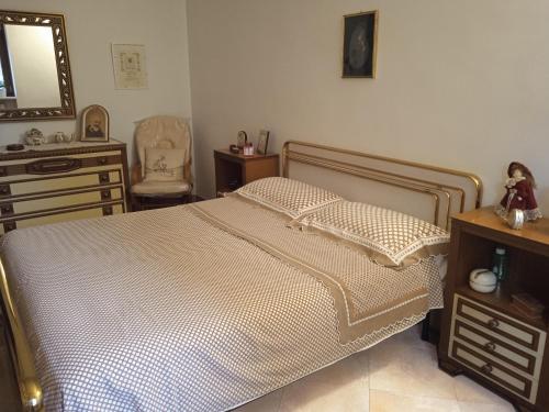 オストゥーニにあるVilla Mediterranea tra gli uliviのベッドルーム1室(ベッド1台、ドレッサー、鏡付)