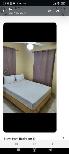 - une chambre avec un grand lit dans l'établissement July, à San Felipe de Puerto Plata