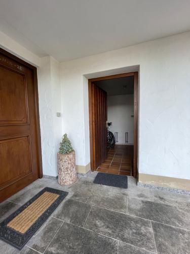 a hallway with a door and a potted plant at Ferienwohnung #TIMEOUT in Pfronten