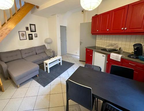 une cuisine et un salon avec un canapé et une table dans l'établissement ღ Cormier • Situé au cœur de Douai & Spacieux, à Douai