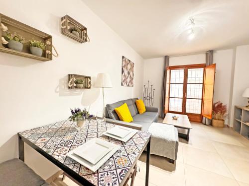 塞維利亞的住宿－Triana Home Luxury，客厅配有桌子和沙发