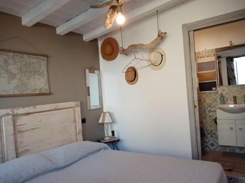 1 dormitorio con 1 cama y un mapa en la pared en Villa Bella Sera, en Scilla