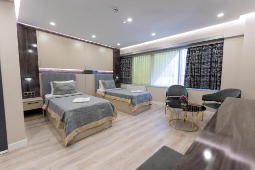 伊斯坦堡的住宿－Meros Hotel，一间医院间,配有两张床和一张沙发