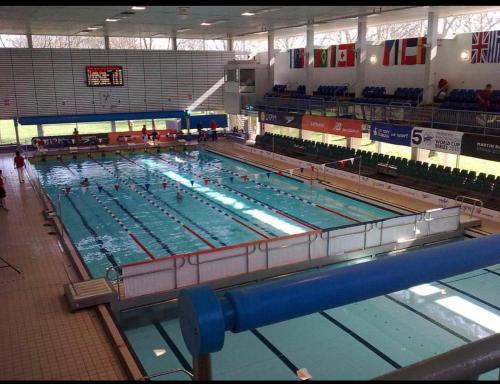 duży basen w dużym budynku w obiekcie EG premier lodge w mieście Gillingham