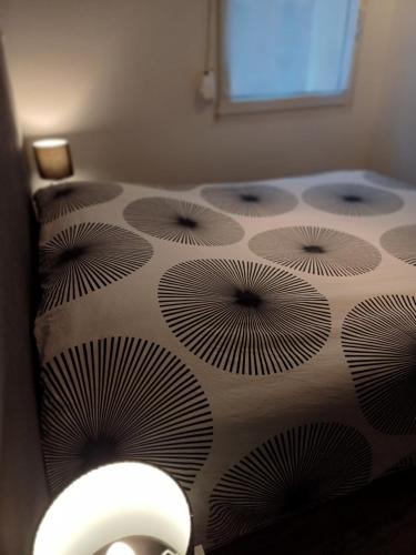 Cette chambre dispose d'un lit avec un motif mural. dans l'établissement Ô Portes du Marais, à Ault