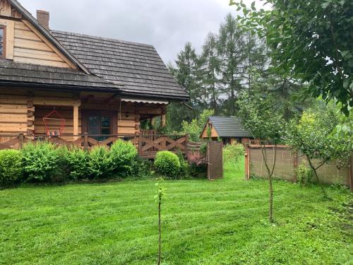 domek wiejski z ogródkiem i ogrodzeniem w obiekcie Biesówka w Wetlinie