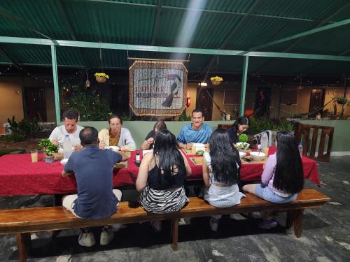 un grupo de personas sentadas en una mesa comiendo en Kiapok Canaima, en Canaima