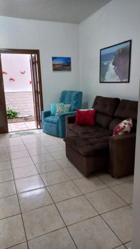 a living room with a couch and two chairs at Cozinha Equipada em Apartamento para Alugar em Torres RS in Torres