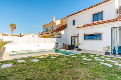 a backyard with a swimming pool and a house at Quarto Brejos-Azeitão in Aldeia Rica