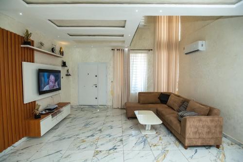 a living room with a couch and a table at Elegant and Cosy Four Bedroom Home in Accra in Accra
