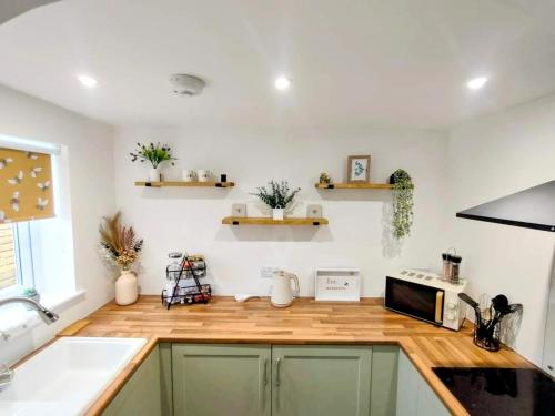 Dapur atau dapur kecil di Cosy Guest Room