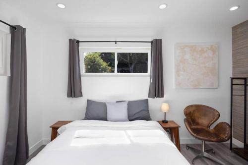 Giường trong phòng chung tại Luxury Home Steps from Sofi Forum YouTube Theater