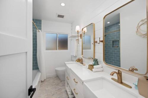 Phòng tắm tại Luxury Home Steps from Sofi Forum YouTube Theater