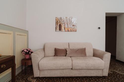 a couch in a living room with a picture on the wall at Il Giardino della Tartaruga in Genova