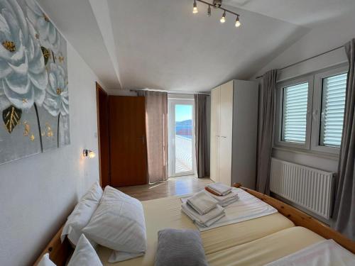 Postel nebo postele na pokoji v ubytování Apartmani 4 Delfina Rogoznica