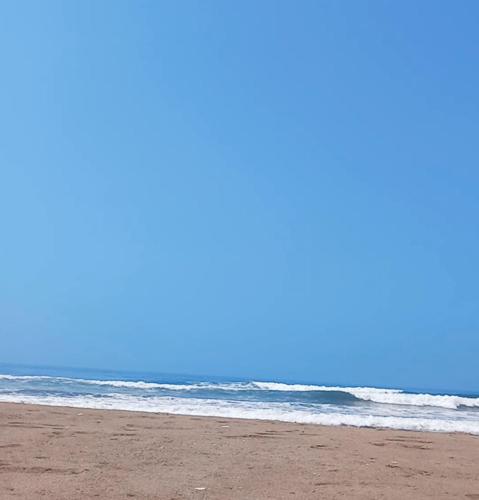 an empty beach with the ocean in the background at Departamento de verano en Camana in Camaná