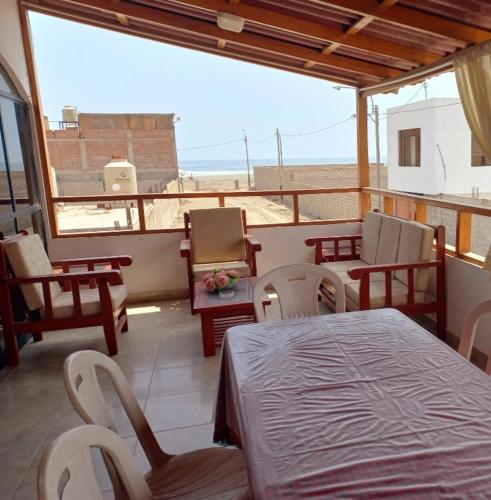 balcón con mesa y sillas en el techo en Departamento de verano en Camana, en Camaná