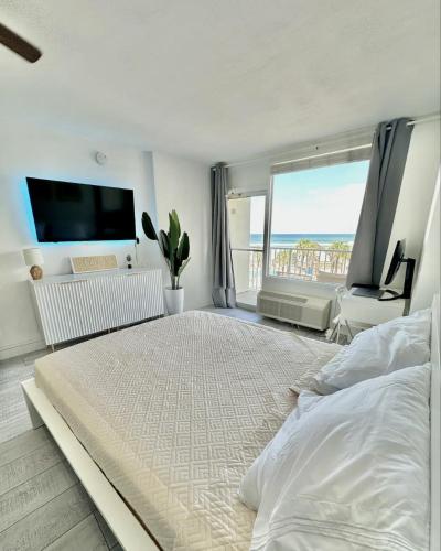מיטה או מיטות בחדר ב-OCEAN VIEW Condo Daytona Beach