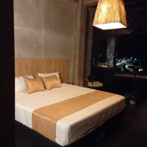 1 dormitorio con cama y lámpara de araña en Muladar Luxury en Filandia