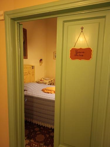 eine Tür zu einem Schlafzimmer mit einem Bett in der Unterkunft Villa Elda - b&b in historic house in Montecatini Terme
