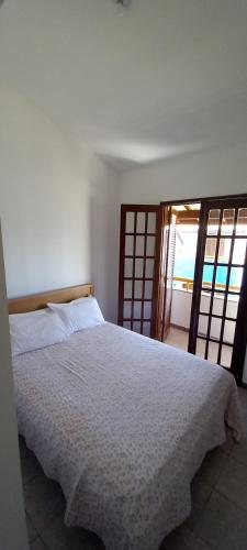 una camera da letto con un letto con vista sull'oceano di Casa di lana a Salvador