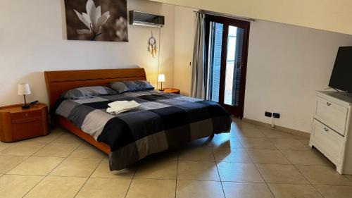 um quarto com uma cama grande e uma televisão em Eva Guest house apartment em Marino