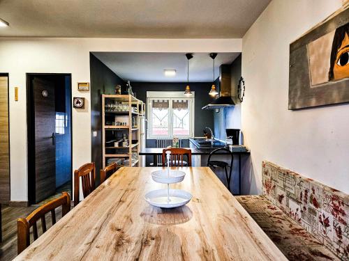 cocina y comedor con mesa de madera en Oak House Oakplacescom, en León