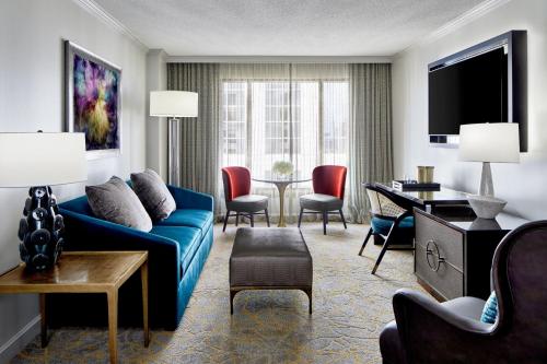 - un salon avec un canapé bleu et une table dans l'établissement Grand Bohemian Hotel Orlando, Autograph Collection, à Orlando