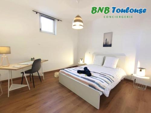 um quarto com uma cama com um urso de peluche em ► BNB TOULOUSE ► Le Patio Tolosan • Clim • Métro, bus, tram • WiFi em Toulouse