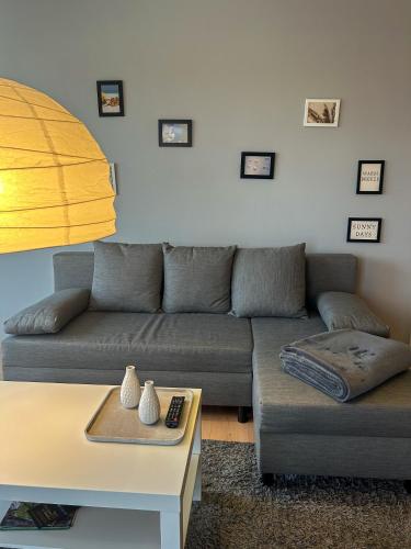 uma sala de estar com um sofá e uma mesa em FeWo L19 One - Nespresso, Parkplatz em Bamberg